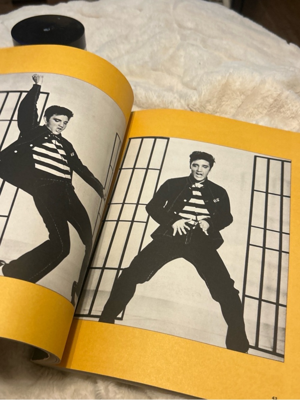 The Elvis Presley Scrapbook - Solid Gold Memories (Blue Cover) - Picture 3 of 5